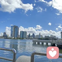 我们很多的烦恼不顺，痛苦，失败甚至抑郁只和三个字有关叫“不接受”，我不接受穷困潦倒的现状，我不接受考试的失利，我不接受他比我更优秀，我不接受爱人的背叛，我不接受亲人的离去。我不接受年纪轻轻的就身患绝症等等。

但我们忽然发觉了一个非常重要的点：凡是你不接受的东西，都是当下你无法改变的客观事实!所以你一直在对抗，抱怨，哭诉，委屈和不甘心。

这就是未觉醒之前的我们的样子，但我要告诉你的是这样子只会让你掉进深渊，越陷越深。你永远看不到彼岸在哪里？你会永远迷失在苦海无涯之中。

接下来请和我一起停止对抗与生命合一。

那什么叫生命合一？接受你无法改变的，甚至是享受你改变不了的，然后去改变你可以改变的!

这句话有点绕，但是却深刻的为我们揭开了生命的第一道密码：先臣服，再创造!

举例来说：当你因为一场意外躺在医院的病床上，此刻大部分会怎么做？两个字：对抗!为什么我这么倒霉呀？为什么我的命这么苦啊？我接受不了，好痛苦，好难受呀。

那么与生命合一该怎么做呢？生病就是生病，这个客观事实 我无法改变，那我就接受，甚至享受这场医院的体验，去看看人间疾苦，然后去改变我可以改变的，安心养病，以积极的心态配合治疗，这就是创造条件了!

你看前后两者的痛苦感和命运一定是不一样的。再比如堵车的时候，大部分人的表现也处于一种对抗的态度：烦躁，抱怨，摁喇叭，甚至破口大骂，然而有用吗？没用!堵车是客观事实，你飞不过去，既然飞不过去，那就接受，然后去改变你可以改变的，比如听首歌，放松一下劳累的自己，想想工作的规划，甚至戴上耳机听听课。这就是你在创造条件了。

如果每个人的生命能量是100分的话，很多人或许要拿出来80分，用来对抗这些无法改变的事实，用痛苦，烦恼，焦虑，抑郁来内耗掉。

仅有20分的能量是用来真正的创造。所以很多人为什么总是不如意？答案就在这里。

你总是把能量都用来消耗在对抗那些你无法改变的客观事实上 然后又因为对抗生气的情绪，又消耗掉很多的能量。

最后真正用来创造和产出的能量少之又少。人就是一团能量啊，你拥有的一切财富，幸福，健康美好，都是你用能量转化而来的。

可是你都没能量了，还转化什么？以后的日子里真诚的希望你停止对抗与生命合一。配图