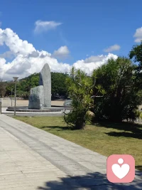 我们很多的烦恼不顺，痛苦，失败甚至抑郁只和三个字有关叫“不接受”，我不接受穷困潦倒的现状，我不接受考试的失利，我不接受他比我更优秀，我不接受爱人的背叛，我不接受亲人的离去。我不接受年纪轻轻的就身患绝症等等。

但我们忽然发觉了一个非常重要的点：凡是你不接受的东西，都是当下你无法改变的客观事实!所以你一直在对抗，抱怨，哭诉，委屈和不甘心。

这就是未觉醒之前的我们的样子，但我要告诉你的是这样子只会让你掉进深渊，越陷越深。你永远看不到彼岸在哪里？你会永远迷失在苦海无涯之中。

接下来请和我一起停止对抗与生命合一。

那什么叫生命合一？接受你无法改变的，甚至是享受你改变不了的，然后去改变你可以改变的!

这句话有点绕，但是却深刻的为我们揭开了生命的第一道密码：先臣服，再创造!

举例来说：当你因为一场意外躺在医院的病床上，此刻大部分会怎么做？两个字：对抗!为什么我这么倒霉呀？为什么我的命这么苦啊？我接受不了，好痛苦，好难受呀。

那么与生命合一该怎么做呢？生病就是生病，这个客观事实 我无法改变，那我就接受，甚至享受这场医院的体验，去看看人间疾苦，然后去改变我可以改变的，安心养病，以积极的心态配合治疗，这就是创造条件了!

你看前后两者的痛苦感和命运一定是不一样的。再比如堵车的时候，大部分人的表现也处于一种对抗的态度：烦躁，抱怨，摁喇叭，甚至破口大骂，然而有用吗？没用!堵车是客观事实，你飞不过去，既然飞不过去，那就接受，然后去改变你可以改变的，比如听首歌，放松一下劳累的自己，想想工作的规划，甚至戴上耳机听听课。这就是你在创造条件了。

如果每个人的生命能量是100分的话，很多人或许要拿出来80分，用来对抗这些无法改变的事实，用痛苦，烦恼，焦虑，抑郁来内耗掉。

仅有20分的能量是用来真正的创造。所以很多人为什么总是不如意？答案就在这里。

你总是把能量都用来消耗在对抗那些你无法改变的客观事实上 然后又因为对抗生气的情绪，又消耗掉很多的能量。

最后真正用来创造和产出的能量少之又少。人就是一团能量啊，你拥有的一切财富，幸福，健康美好，都是你用能量转化而来的。

可是你都没能量了，还转化什么？以后的日子里真诚的希望你停止对抗与生命合一。配图