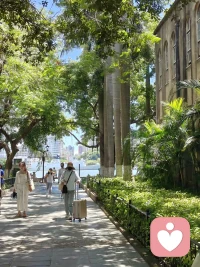 好的爱情是真正的相知相伴，爱着对方，但又保持着适当的距离。这样的爱情才会相处不累，沐浴在爱河中的两个人，两个世界相加应该是变得更广阔，而不是越来越狭窄。

连岳说过一段话，道出了成熟爱情的真相：爱情应该是加法，两个相爱的人，要比他们独立时更坚强，更有趣，自然也会有更多的快乐。

爱与婚姻都不能让女性减去独立，让男性减去智慧。好的爱情不是总想着改变对方，而应该把力气用在自身，让自己变得充实丰满，与众不同。


你身上散发的正能量才是最值得信赖的吸引力。

好的爱情是滋养，是灌溉，它让你成长，让你从一个人的孤单变成两个人的强大!不依附，不粘着，但心却在一起。

这样的爱情带来的是欢声笑语，乐观向上，当对方想到你时，嘴角就会忍不住上扬。

时光本无情，却因你而绵长，岁月虽艰辛，却因你而温柔。最成熟爱情的相处模式，莫过于和你在一起，时间总是不够用，而我也变成了最放松的自己。我们深情但不依赖，情至浓处，沉默亦是告白。配图