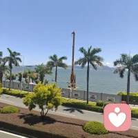 自尊是自我接纳程度比较高，自我价值系统稳定的表现。

举例说明：张三在打球，李四在张三没有邀请的情况下，给张三打球姿势很多建议。

张三温和的对李四说：谢谢你的建议，它们很好但不适合我。同时张三心里有个声音：关你屁事!配图