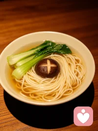 一碗温热小面，荤素简单，汤水平实，恰好接住奔波一日的疲惫。
我们总在追逐盛大的圆满，执念未得到的期许，却常常忽略烟火里细碎的安稳。热面入腹，烦恼随热气慢慢散开，原来生活从不在遥不可及的远方，藏在一餐一饭、片刻心安里。
做倾听久了才懂，大多人的困顿，源于心太匆忙，忘了低头感受眼前温暖。好好吃饭，慢慢释怀，便是平凡日子最好的自愈。配图