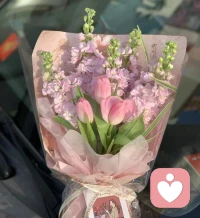 我不是不爱你，我只是关上了那扇窗：关于女性性冷淡的心理学解读

在后台私信和咨询室里，我常听到这样的困惑：“老师，我老婆是不是性冷淡？我们一个月都没有一次，她总是拒绝我。”

而在另一边，我也听到无数女性的呐喊：“我很烦，一想到要过性生活我就觉得是任务，甚至觉得恶心。我是不是有病？”

今天，我想以一名心理工作者的视角，和大家聊聊“女性性冷淡”（性欲减退障碍）背后的心理真相。

一、被误解的“冷淡”

首先，我们要打破一个迷思：女性性欲低，往往不是因为不爱，而是因为“卡住了”。

男性的性欲更像“水龙头”，开关比较明显；而女性的性欲更像“地暖”，需要安全感、氛围、情绪连接作为铺垫。很多被定义为“性冷淡”的女性，其实只是她们的“地暖系统”没有被启动。

二、是什么偷走了她的欲望？

身体意象的羞耻感：很多女性对自己的身体极度不自信。她们担心肚子上的赘肉被看见，担心动作不好看。当一个人满脑子都在“审视自己”时，她是很难有性欲的。

关系的隐形裂痕：性是关系的晴雨表。如果白天丈夫对妻子冷漠、不做家务、言语刻薄，到了晚上却想亲近，这会被女性的潜意识视为“只想利用我”。没有情感的流动，就没有性的流动。

过去的创伤与压抑：原生家庭中“谈性色变”的教育，或是过往遭遇过的性骚扰、性侵经历，会让女性在潜意识里将“性”与“危险”、“肮脏”挂钩。

母职惩罚：当了妈妈后，女性往往处于“全天候待机”状态。大脑负责焦虑的区域过于活跃，负责愉悦的区域就会暂时休眠。

三、如何找回遗失的火花？

停止指责，开始倾听：如果你是伴侣，请停止追问“你是不是性冷淡”，试着问一句：“最近是不是太累了？我们聊聊心里话吧。”

重建非性接触：很多时候，女性需要的不是性交，而是拥抱、牵手和被抚摸头发。当非性的亲密感回来了，性的欲望才会悄然生长。

寻求专业帮助：如果这种冷淡伴随着严重的疼痛、恐惧或长期的抑郁情绪，请不要硬扛。心理咨询师或性治疗师可以通过专业的引导，帮助女性解开那些束缚欲望的心结。

性欲不是一种义务，而是一种感受。

亲爱的女性朋友们，如果你正为此苦恼，请对自己温柔一点。你不需要为了迎合谁而假装热情，你只需要找到那个让自己感到安全、放松且被深深爱着的自己。