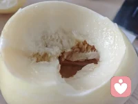 瓜非得切好才能吃吗？
自己的生活方式，自己喜欢就好啦。
休息天，安安静静地看个电影，啃个瓜。配图