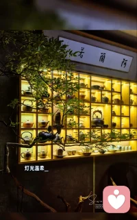 真正把精神世界放在首位的人，
都特别钟情喜欢安静。
 因为热闹供养不了生命，
只显得喧哗嘈杂。
 心无外物，物以心声，
真正供养生命的，是思想，是精神，
是灵魂和内心繁花似锦！配图