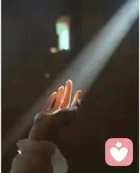 厉害的女生，赚钱的逻辑和生活方式都大同小异。
精力，是一个人最贵的资产。她们从不把能量浪费在八卦、情债、人际内耗上。
 
低能量的人，总渴望靠别人的陪伴获取安全感，可依附而来的安稳，从来都不堪一击。
顶级的清醒：安全感，自给自足。
 
银行卡的余额、脑子里的学识、处事的格局，才是一个人最大的底牌。
真正的松弛，源于实力，而非摆烂。
 
记住：你的价值，就是你的入场券。别在最好的年纪，活得廉价又可替代。配图