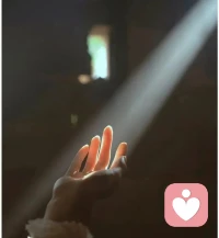 而在心灵深处。当心理的痛苦过于剧烈，或者个体缺乏用语言表达情绪的能力时，身体就会接管表达的任务。这就是我们身体的防御机制——躯体化。
这也是为什么一些患者明明在医学检查之后已经排除了器质性病变，但那些被感知的病痛却真实存在的原因。配图