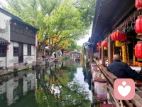 周庄治愈随笔
 
       躲进江南周庄，赴一场温柔治愈之约。
       青石板蜿蜒悠长，流水绕着白墙黛瓦缓缓流淌，摇橹轻摇，荡开一池温婉。晨雾漫染街巷，晚风轻拂灯笼，吴侬软语伴着水声，抚平心底所有浮躁。
       不必追赶时光，只管闲坐河畔，看船来船往，赏烟雨寻常。在这里慢度朝夕，让俗世纷扰随流水远去，寻得内心一份安然清净。