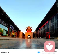突然认知：意识顿悟下的心理蜕变
 
突然认知，是思维壁垒骤然破开的心理顿悟，往往诞生于困顿、反思或外界触动的瞬间。此前固有认知被惯性思维束缚，人困在既定看法里偏执内耗，难以看清事物本质。
 
当外界刺激、自我复盘打破心理定势，旧有观念瞬间崩塌，全新认知体系迅速建立。这一刻情绪会经历错愕、释然与清醒交织，过往纠结的执念、不解的困惑豁然开朗。
 
这种认知跃迁，本质是自我心智的成长。它推翻片面判断，让人跳出主观局限，重新审视自我与周遭。顿悟过后，心态趋于沉稳通透，行事不再盲从偏执，内心完成一次无声的重塑，以更成熟理性的姿态接纳生活百态。配图