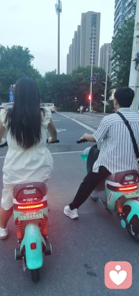 无法诉说的内心困惑，其实是陷入了黑夜，有这些迷茫，找个人说说话，哪怕只是为了诉说心情也会慢慢好起来！