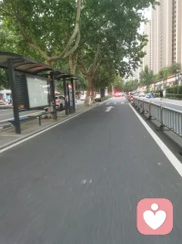 下雨的路上，才知道被雨淋了感受，没人送伞，也一样回家！