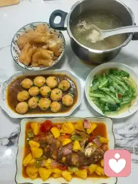 今天有在认真煮菜[偷笑]
口蘑虾滑（虾滑自己买虾🦐做的）
糖醋鱼🐟
炒青菜
排骨小苦瓜汤
还有早上剩的油条[转圈][转圈][转圈]配图