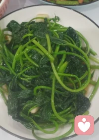 很多朋友问我，情绪乱的时候，怎么快速让自己静下来？
分享一个超好用的小方法：专心做一顿饭。
摘菜、翻炒、闻着烟火气，心会慢慢回到当下。
你心情不好时，最常用来解压的小事是什么？评论区告诉我，也可以来找我聊聊。