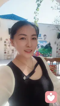 别让温暖你的人悄悄走远，要明白，世上没有取之不尽的真心。那些默默为你撑伞的人，终有一天也会转身走进人海。配图