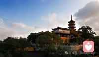 北京龙泉寺：

上联：哼一声行善意定

下联：哈半句做恶心寒配图