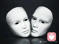 伪装
不是枷锁，而是救赎
人这一生，最深的修行
从来不是取悦别人，而是接纳自己。