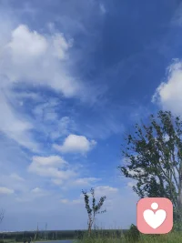 最近在听雨声哄孩子睡觉。
有时候自己也听睡着了。
醒来的时候，雨还在下。
生活没什么特别大的变化，
但好像有些东西在慢慢松动。
我还在学习倾听，
也在学习听自己。
如果你也需要一个地方慢慢说
这里有一盏灯，和一双愿意听的耳朵。
晚安。
我在这里听你说。