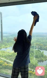 把阳台，客厅，房间，厨房用清水全部拖干净，让自然的新鲜空气盈满整个屋子，如同给身心洗了个澡，干净的屋子充满了清净的磁场，令我们身心自然愉悦，健康。
甚至当我们开始清扫时内心就充满了力量。
所以，“当你陷入苦恼，对眼前的处境一筹莫展的时候，就去打扫屋子。”配图