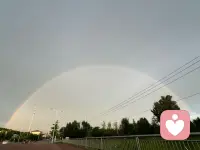 没有突如其来的彩虹，只有咬牙挺过的风雨。抬头看见天边的色彩，忽然明白，艰难的日子总会收尾，美好永远不会缺席。
