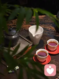 雨雾连天，廊梯凝珠，天地一片湿柔。
泡《懂过》熟茶，茶汤厚重温润，消解潮气，抚平心绪。
原来所有潮湿烦闷，都能在一盏热茶里，慢慢懂过、慢慢释怀。配图