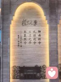 穷人不是指口袋没钱，
而是脑袋穷、认知穷、格局穷。

缺钱只是表象，思维贫瘠才是根源。