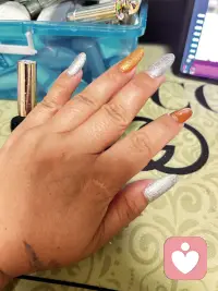 爱情和婚姻不见得要划等号。
婚姻的本质还是相互的合作的关系，而爱的本身就是带着付出和美好的。
所以，真正的爱情的故事里，是没有谈婚论嫁一说的。这也在琼瑶阿姨盛行的年代，很多人对有爱情的婚姻愿意付出的概念。
而从古至今，除了一些节点年代，很多人在婚姻里依旧也还是要谈婚论嫁的。

所以，爱的本身，有时候就是自己单方面的事，是付出，是珍视，是充满爱意的对待，好的爱是滋养，不是较量。
很多人追星，爱纸片人，就是单方面的珍爱。
珍藏，善待，保护，世界上所有美好的词都可以用在其中。
同时，这种爱是不用同等的回馈的。

这种爱在玄学上也是用气血滋养对方，愿意付出就付出，不愿意在心里也会祝好。
其实，如果特别爱对方的话，这个人能好好的生活，做一个还不错的人，始终保持成我们喜欢的模样，已经算是很好的回馈了。
现在很多年轻人的偶像，作为一个普通人在获得巨大的名利的时候，能抵御诱惑，始终保持干净和正派，已经算是很厉害很厉害，很多人能做到不塌房，或是即便是做一些事，没有被发现，已经算是很不错福报护佑了。

如果这个人有更好的品德，一生爱惜羽毛，那么真的算没有白爱了。
所以，爱这种感情在本质上，就是美好的。
希望对方好好的，生活顺利，身体健康。
而，不是相互较量，相互计较啊。配图