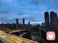 关于爱恨情仇，我想和你聊聊它的底色——其实都源于渴望被完整看见。

爱，往往是我们将自己缺失的那部分投射到另一个人身上，以为找到了“补全”。恨，则是当那个幻象破裂，发现对方承载不了你的期待时，涌出的失落与愤怒。情，是无数个微小瞬间的靠近与试探；仇，是靠近失败后，不肯放过对方，更不肯放过自己的执念。

所以你会发现，爱得越浓烈的人，恨起来也越撕心裂肺——因为它们共用同一条根：你把自己最深的柔软与最深的恐惧，都交到了同一个人手里。

真正的破析不是非黑即白，而是看清：爱恨本是一体。恨里藏着未被安抚的伤，仇里裹着未被回应的爱。当你不再执著于“谁对谁错”，而是问自己“我为何如此需要TA来圆满我”，那一刻，你才开始从爱恨的纠缠中一点点松绑。

说到底，爱恨情仇不是功课，而是镜子。它照见的从来不是别人的好坏，而是你自己灵魂深处，那个还在哭着想要被拥抱的小孩。