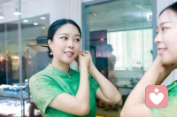 “我们都习惯了做那个‘解决问题’的人，却很少有机会做‘被接住’的人。

那些说不出口的委屈，咽下去的情绪，在别人眼里是‘想太多’，在我这里，都是合理的。

作为一名倾听师，我深知：很多时候，你需要的不是一句‘你应该怎么做’，而是一句‘你真的辛苦了’。

在这里，没有评判，只有无条件的接纳。让我陪你，把心清空，再重新装满勇气。”

—— 心理学上说：看见，即疗愈的开始。