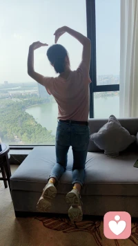 “你有没有一个时刻，想摘下‘我没事’的面具？

在熟人面前，我们要体面、要坚强、要情绪稳定。
但在这里，你可以不必那么懂事。

哪怕你想哭、想抱怨、想歇斯底里，甚至想摆烂，
我会安静地坐在你的对面（或守在电波那头），听你说最真实的废话。

把情绪垃圾倒给我，然后把干净的自己带回家。
这不是心理咨询，这是两个灵魂短暂的、真诚的相依。”

—— 所谓倾听，就是让你做回真实的自己。