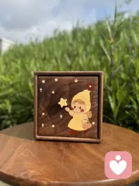 当我们不再急于向生活索要答案，而是允许自己停一会，慢下来一阵，勇敢面对不确定时，这种自我接纳、自我认同的感觉，往往比任何答案都更有力量。配图