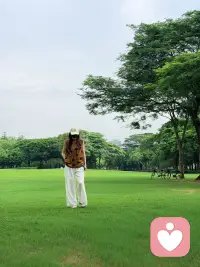 允许自己小自私，允许自己小懒惰，允许自己没有那么美，没那么善，你我皆凡人，有情有欲，正常，怨天尤人，正常，疼了哭，气了闹，都正常。不违法，不违德，慢悠悠理解人间，轻飘飘放过自己，我们与草木，星辰，没两样，都是这人间物，请自我善待，再善待。