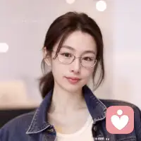 我常和来访者聊一个观点：人很多的苦恼，是因为心里装了一个“绝对”。

绝对的正确、绝对的应该、绝对的不可能……可你想过吗，就连“1+1=2”也只存在于数学里。在汉字的世界里，1+1可以写成“王”，也可以写成“田”——没有哪个是绝对错的。

我们却常常用一个没有绝对正确的知识，去判断自己的人生对不对、值不值、该不该。

如果你也觉得活得太累、太拧巴，或许不是你出了问题，而是那个“绝对”的标准出了问题。

换个角度，路就宽了。配图