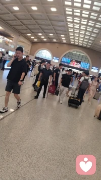 人真多，吵的我脑仁疼😬😬😬😬