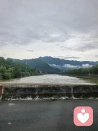 我们只需正念呼吸，步行和微笑，就能接触正念的种子。获得聊愈，拥有真正的幸福和快乐！配图