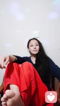 不管是520还是521，都不是向外求爱，而是好好爱自己。爱自己首要的是让自己的心舒服。一个能多次从情绪低谷里自己爬出来的人，已经练就了迅速调频的功夫。外面的人事物已经很难对我造成情绪伤到我。不是说不起情绪，而是会正确释放情绪，管理情绪。如果你愿意，和我讲出你的故事，因为在我这里除了生死没有什么大不了的事配图