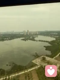 抵达一座城，站上至高点；原来困住心绪的琐碎，在整片湖山与城池面前，都变得渺小。
人往高处望，心自向宽处行，放眼山河，心事自会慢慢舒展。配图