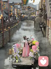 云雾绕流水，繁花伴轻舟
尘愁随波去，闲愁付东流

我们总在匆忙赶路，被日常琐事裹挟、神经紧绷。
如同薄雾里缓缓漂行的小船，偶尔慢下来，临水看花、随风舒展，便是心灵最好的自愈。

不必时时刻刻逼自己逞强，留片刻闲暇，好好接纳松弛的自己。配图