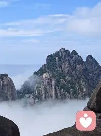 回头看，轻舟已过万重山，
向前看，长路漫漫亦灿烂。配图