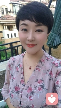 女性一定要有一个思维叫做“强者不纠缠”。不跟旧人纠缠，不跟是非纠缠，不跟遗憾纠缠，一旦产生纠缠，必定心脉受损。

你要活得像水一样柔软而松弛，顺势而行。物来则应，物去不留。把精力还给自己，把时间留给值得，把心腾出来，装欢喜与自在。

允许一切发生，也坦然接受一切离去。所有让你内耗的人和事，少接触、少掺和、少较劲，心无杂念方能步履轻盈，守住内心安宁，护好自身气场，独立而清醒，他人有他人的评价，你有你的活法。配图
