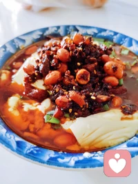 红油裹着软嫩豆花
一口香辣，治愈所有疲惫✨
烟火寻常，三餐温暖
好好吃饭，就是最好的心理自愈
 
#人间烟火治愈一切 #情绪疗愈 #好好爱自己配图