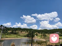 山野、蓝天、慢悠悠的云，
和一个随时等你说说话的我。
如果你找不到人倾诉，别硬扛。
我在给力心理，等你把情绪慢慢讲出来。
#给力心理 #倾听者日常 #情绪疗愈配图