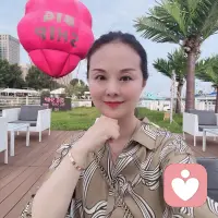 抑郁了。。。。。怎么办呢？？
再累也要坚持爬起来，然后洗漱一下。
咬着牙也要出去走走，哪怕仅仅是在小区里溜达一小会儿呢。
每天都要沐浴在阳光下，阳光晒在后背上的感觉，好温暖好舒服呀，仿佛抑郁的阴霾都被阳光驱散了，阳光是最大的优点就是好补充阳气。阳
每天站桩，每天练习八段锦
每天把自己的心情和感受都记录下来。写作也是非常好的宣泄情绪的方式。就跟找信任的人倾诉一样的效果。都能不同程度的改善抑郁状态。
每天完成一个小任务，哪怕仅仅是一件非常微小的事情，比如擦擦桌子，扫扫地也行。
多补充维生素AD，维生素b族，钙镁片等。喝点疏肝解郁的中药。
每天保持七个小时左右的睡眠。睡眠充足了人才会恢复动力。失眠严重的情况下就用药物助眠，无论用哪种方式助眠，都要确保自己睡个好觉，因为良好的睡眠对于一个抑郁状态的人来说简直是太重要了。
每天练习深呼吸，腹式呼吸，深呼吸能让你的情绪趋于稳定。
每天再培养一个爱好，比如说绘画，书法，插花，烘焙等等。
最后一建议是给亲人的，对抑郁的人来说，最好的陪伴绝对不是说教，而是默默地递给他一杯温水，默默地陪伴在他身边，理解，接纳和包容才是家人最应该做到的。
关于改善抑郁，我今天先写这么多，今后还会不断更新微博，因为改善抑郁的方法我写三天三夜都写不完，今天就先写这些吧，希望我能帮到抑郁的人，就像阳光能驱散黑暗那样，我也能让你恢复活力，找回曾经那个阳光自信的你。我们一起努力，你一定会好起来的，即使好得慢一些，我也会一路陪伴你守护你，直到你痊愈。配图
