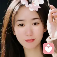 如果你要写“离别”，不要只写“离别”，要写“有多少爱恋只能遥遥相望，就像月光洒向海面”。如果你要写“意难平”，不要只写“意难平”，要写“短暂的相遇却念念不忘，用尽一生的时间，竟学不会遗忘。如果你要写“祝福”，不要只写“祝福”，要写“眼前人给我最信任的依赖，但愿你被温柔对待”。如果你要写“思念”，不要只写“思念”，要写“多少恍惚的时候，仿佛看见你在人海川流，隐约中你已浮现，一转眼又不见”。如果你要写“遗憾”，不要只写“遗憾”，要写“有多少爱恋今生无处安放，冥冥中什么已改变，月光如春风拂面”。配图