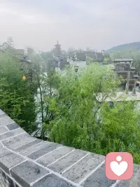 与焦虑相处

焦虑时常悄悄袭来，像一团迷雾困住心绪。不必抗拒这份情绪，它本是生活里寻常的感受。试着放慢脚步，与焦虑共处，专注当下的小事。允许自己偶尔慌张，再慢慢平复。心放宽一点，路就会清晰许多，平和自会如约而至。配图