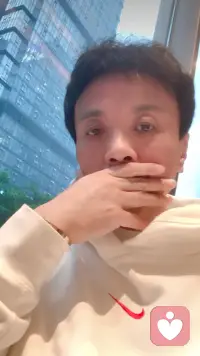 “倾听，是一种专业的陪伴。

我们提供的是一种‘容器’，容纳你的困惑、愤怒与无力。

在这里，我们不分析过去，也不指导未来。

我们只关注此时此刻，你内心的声音。

用专业的心理学视角，陪你一起梳理乱麻，直到你找回属于自己的节奏。”配图
