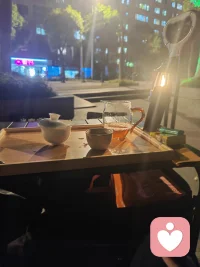 夜茶，等有缘人来吐心事。配图