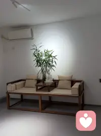 家庭里持续不断的争吵与冷漠，就如同用持续滚烫的沸水去反复冲淋一捧嫩芽。那种高温的紧张与敌意，会直接“烫伤”孩子的感知，让他的世界充满令人不安的“灼热感”。配图