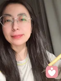 你好呀，我是你的疗愈倾听者。

持有中国心理卫生协会认证，也走过好几期心理实战营。
我擅长疗愈式倾听——不评判、不着急给建议，只陪你梳理情绪，找回内心的力量。

我的愿景很简单：
让每个在心理困境中的人，都不再被孤立。
如果你正在经历焦虑、迷茫或孤独，我愿意在这里，用心陪你说说话。

📩 私信或倾诉热线，我都在。配图