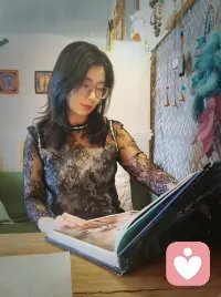 今天是我在“给力心里”正式“开业”的第一天。

打开后台，空空如也。说实话，心里有点小紧张，但更多的是期待。就像当年我决定去学心理学的时候一样——不是为了成为谁，而是为了接住那个在通勤地铁上偷偷掉眼泪的自己。

我今年40多岁了，是个普普通通的上班族。每天挤早晚高峰，包里装着便当和心理学笔记。几年前，生活里的一些坎让我开始问自己：“为什么我总是这么累？为什么没人懂我？”后来我开始看书、上课、练习觉察……慢慢地，我发现，那个最需要被倾听的人，其实是我自己。

于是我一口气考下了心理咨询师证书。不是为了转行，而是想告诉自己：这一路走来的伤，都值得被认真对待。

现在，我想把这份“被听懂”的感觉，也分给你。

如果你也在婚姻里憋了一肚子话说不出口；
如果你也是下班后在车里坐一会儿才肯上楼的人；
如果你也觉得自己“不够好”“太敏感”“想太多”……
我想告诉你：你一点都不奇怪。你只是还没遇到一个愿意安安静静听你说完的人。

我可能不像年轻人那样会很多网络热梗，但我懂得：
那种明明很累却睡不着的感觉；
那种为家庭付出很多却没人看见的委屈；
那种想哭又觉得“我都这个年纪了，不该哭”的隐忍。

你放心，我不会评判你，也不会急着给你建议。
我更想做的，是陪你把心里那团乱麻，一点一点理顺。
你可以慢慢说，说到一半不想说了也行。我就在这里，安安静静地听。

刚入驻，还没有用户评价，也没有老客推荐。
但我会每天写写我的倾听日记，分享一些通勤路上、厨房里、深夜睡不着时的小感悟。
真实的东西，哪怕很小，也最有温度。

如果你今天刚好有点心事，又刚好刷到了这篇日记——
来吧，轻轻敲一下我的对话框。
我会回你一句：“我在，慢慢说。”

期待遇见第一个愿意信任我的你。配图