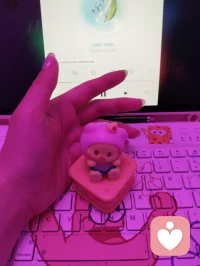 人世间有很多人，有的人喜欢你，有的人讨厌你，不是因为你好或者不好，而是因为人的见解有千万种。我们无法去满足所有人的要求，那么请你不要理会他人的情绪以及见解，与世界和解。拥有被讨厌的勇气！配图