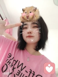 那么多的人中年婚变，可真的那个人就那么在乎你吗？要知道，人在婚姻当中新鲜感褪去，持续的，永久的，是互相的支持与包容，甚至是维护，还有责任与担当。在这个家里，这个人承担着你妻子的角色，他能够承担得起对孩子的责任，对老人的赡养义务以及担当。你们更像是互相一起奋勇的战士。虽然新鲜感褪去，爱情平淡，但无论怎样转换为亲情的爱情才是最顶级的真情。配图